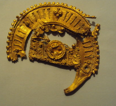 Une « Fibule en or » vendue sur Ebay ce jour pour 10.000 euros (Archeologia.be, 25 novembre 2013)