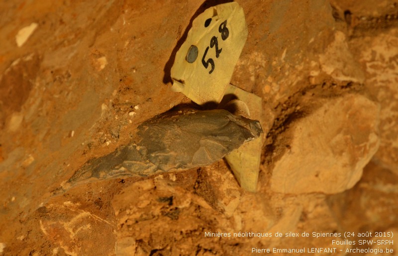 Pic en silex visible dans la coupe du puits - Minières néolithiques de silex de Spiennes (Mons, Belgique) | Patrimoine UNESCO