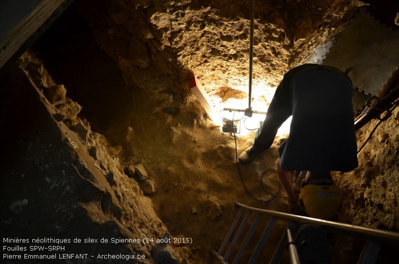 Vue zénithale du puits en cours de fouille - Minières néolithiques de silex de Spiennes (Mons, Belgique) | Patrimoine UNESCO