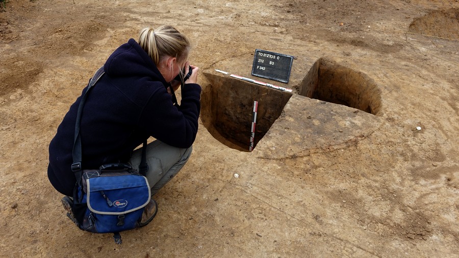 Enregistrement de la fosse détritique F342 par Aurélie Lecomte, archéologue de l’AWaP. Septembre 2021. Blandain/Tournai © Pierre-Emmanuel Lenfant - Archeologia.be
