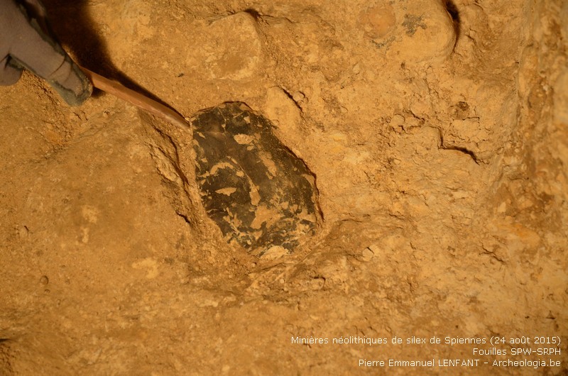 Dégagement d'un pic en silex - Minières néolithiques de silex de Spiennes (Mons, Belgique) | Patrimoine UNESCO