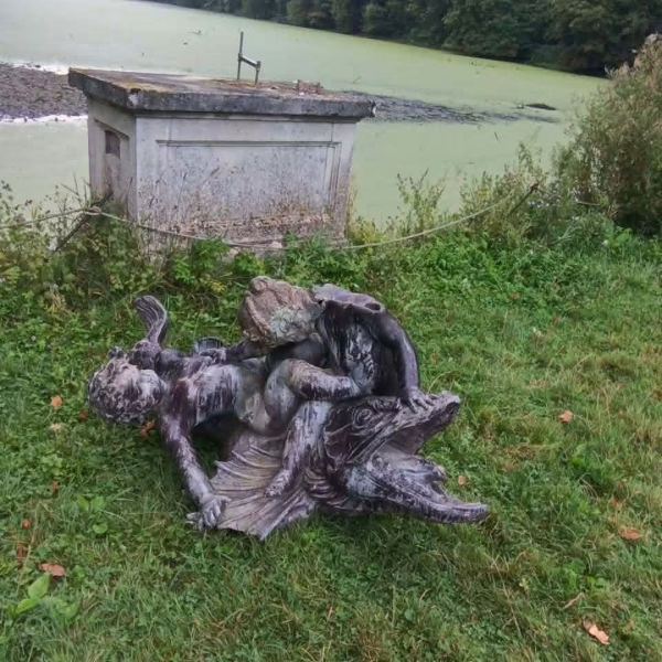 Témoignage du vandalisme commis sur le site du château d'Enghien en Belgique (2026) - Dégradations imbéciles